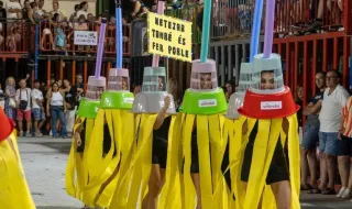 Un centenar de peñas dan vida al desfile de disfraces de las fiestas de Nules