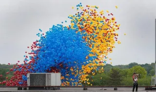 Los globos pueden dejar de ser un residuo tóxico: una empresaria y una científica se unen para hacerlos biodegradables