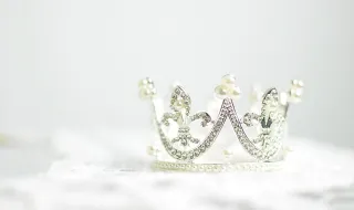 Joias com pérolas, véus e roupas pretas no adeus a Harald V