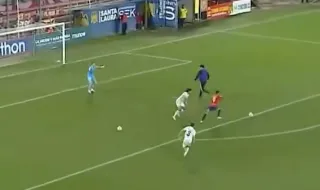 Apanha-bolas entra no relvado durante oportunidade da equipa da casa... que perde o jogo
