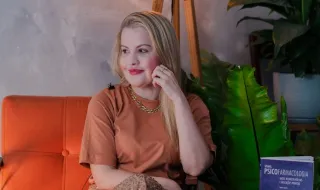 Psicose ou premeditação? Entenda a divergência entre defesa e acusação em caso de mãe que matou três filhos nos EUA