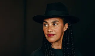 Grada Kilomba: “Ser artista é trabalhar exatamente os temas com os quais a sociedade não consegue lidar, questões para as quais não temos vocabulário”