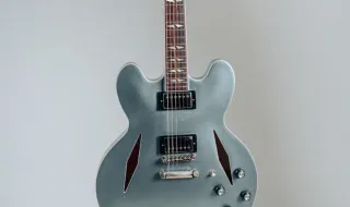 Dave Grohl morou no sofá de Kurt Cobain por oito meses; experiência inspirou música do Foo Fighters