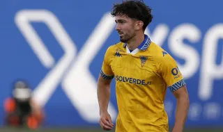 Jordan Holsgrove deverá ser convocado por Vasco Matos para o jogo com o Benfica