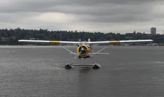 Congressista de Wisconsin sobrevive a pouso de emergência de avião e nada em segurança