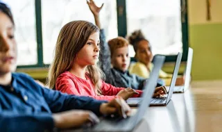 Quase metade dos alunos portugueses usa IA semanalmente, mas só 57% aprende a avaliá-la