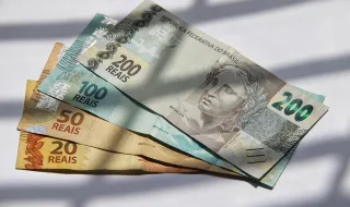 Comprometimento de renda das famílias com dívidas sobe a 29,8% em junho e bate recorde, diz Banco Central