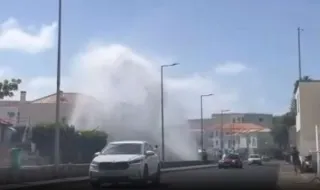 Rebentamento de água provoca repuxo de grande dimensão no centro do Porto Santo