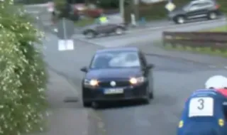 Por pouco não aconteceu uma tragédia numa prova na Alemanha: ciclista dá de caras com carro em sentido contrário