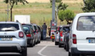 Da pressão dos pneus ao estacionamento em espinha: saiba como poupar combustível