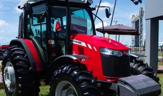 Tratores e alfaias agrícolas voltaram a levar a tradição rural às ruas de Penafiel