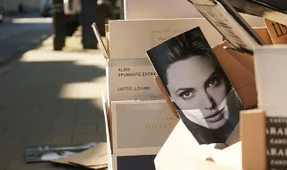 Angelina Jolie visita clube de boxe na Ucrânia acompanhada do filho