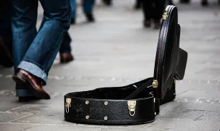 Artista fica pelado durante três dias em rua de Nova York e vira motivo de piada