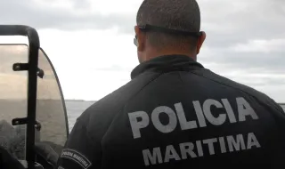 Bote encontrado em praia de Sesimbra suspeito de tráfico de droga. Autoridades afastam desembarque de migrantes