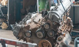 Detran encontra motor roubado e prende dono de ferro-velho durante fiscalização em Jacarepaguá