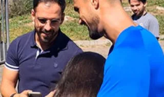 Adepta emocionada por conhecer o ídolo Diogo Costa chora nos braços do guarda-redes