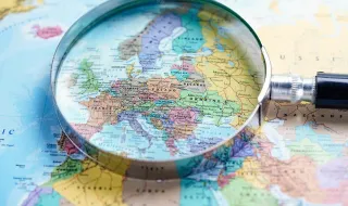 Quão polarizada está a política europeia? Veja como idade, género e região influenciam as suas convicções