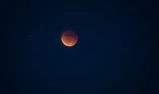 Eclipse lunar: neurologista explica a ciência por trás dos mitos lunares e sua influência no sono