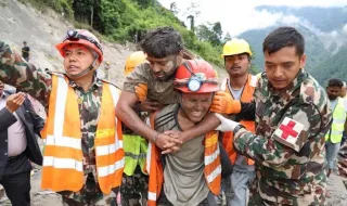 Rescatan a dos trabajadores de un túnel en Nepal y aseguran que hay más supervivientes