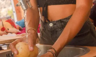O que significa cozinhar e lavar a louça ao mesmo tempo? Veja o que diz a psicologia