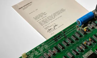 Um dos últimos Apple-1 a funcionar vai a leilão: assinado por Wozniak e com uma carta de Jobs