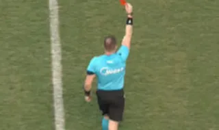 Cenas surreais no Brasil: jogo da Série D acaba com pancadaria e jogadores a correr uns atrás dos outros