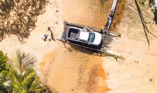 Carro cai no mar durante embarque em balsa na Espanha, mata duas mulheres e deixa homem em estado crítico