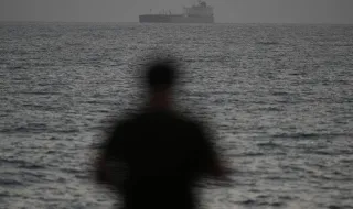 Superpetroleiro em chamas após colidir com mina naval no estreito de Ormuz, garante Irão