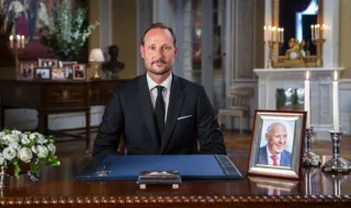 Novo rei da Noruega homenageia o pai enquanto dezenas de milhares choram a morte de Haroldo V