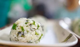 Onigiri ganha espaço no Brasil e vira nova febre da comida japonesa; entenda por quê