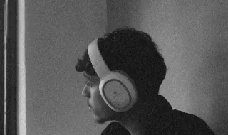 Ouve música enquanto conduz? Este simples detalhe pode custar multas de até 1.250 euros