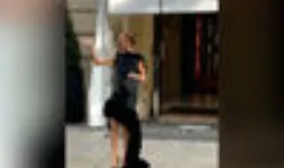 Céline Dion canta com fãs à porta do hotel em Paris