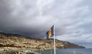 Madeira com muitas nuvens e chuva fraca