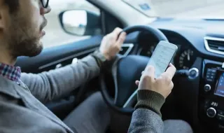 PSP alerta: 2 segundos de distração ao telemóvel a conduzir…