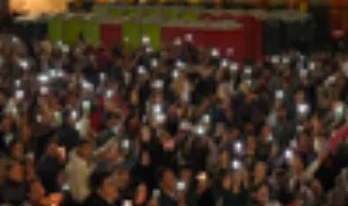 Bogotá iluminada com velas em homenagem às vítimas do terramoto na Colômbia