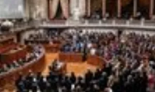 Moção de censura ao Governo discutida e votada hoje no Parlamento