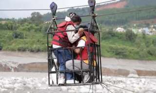 Construyen un teleférico improvisado en Nepal para moverse tras la riada