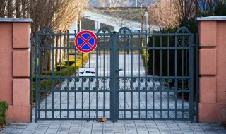 Podes pôr um sinal de “Não estacionar” no portão de casa? O que diz a lei em Portugal