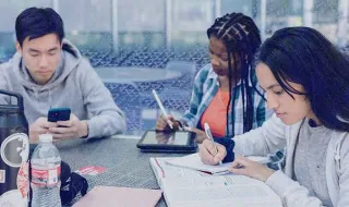 Geração Z transforma a IA em companhia, confidente e ferramenta do dia a dia