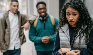Metade dos jovens já se confrontou com mensagens de ódio online. O que está em causa?
