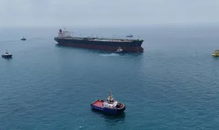 Dois petroleiros em chamas após alegado contacto com minas no estreito de Ormuz