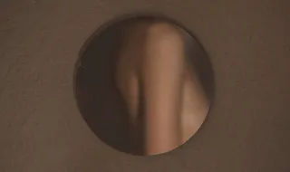 Drica Moraes circula de mãos dadas com novo namorado em shopping