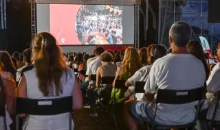 Cinema ao ar livre com 'casa cheia' no Parque de Santa Catarina