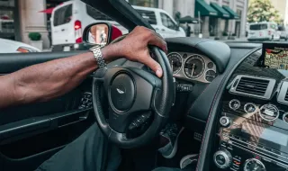 Saka afunda Aston Villa e Arsenal soma 2 em 2