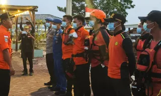 Oito pessoas, incluindo cinco jornalistas, desaparecidas no mar na Indonésia