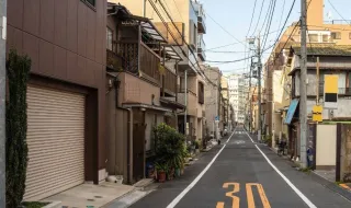 Japão reduz limite de velocidade para 30 km/h em ruas estreitas para travar acidentes com peões