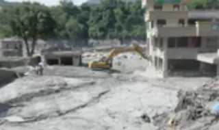 NOW no Nepal: Autoridades tentam recuperar cofre de banco que ficou destruído