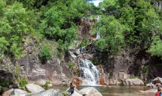 Criança de 11 anos cai em cascata no Gerês e é levada de helicóptero para Braga