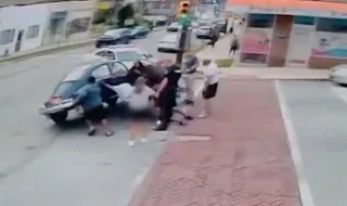 Resgate em segundos: grupo de desconhecidos une forças e levanta carro para salvar uma mulher