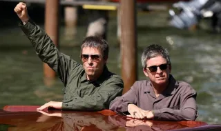 Oasis en Venecia: los hermanos Gallagher pasean su reconciliación por la Mostra